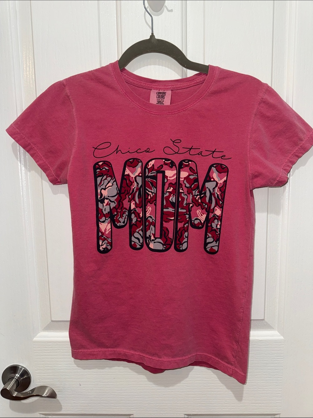 Comfort Colors Pink Chico State MOM Graphic Tee - Size Small